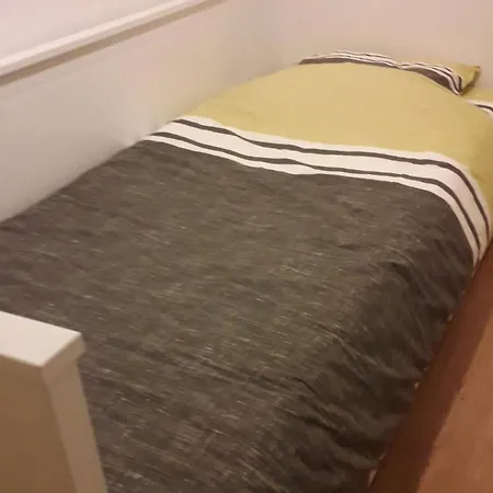 Jardin 3 Pieces A 80m De La Avec Parking Privatif - Fr-1-712-98